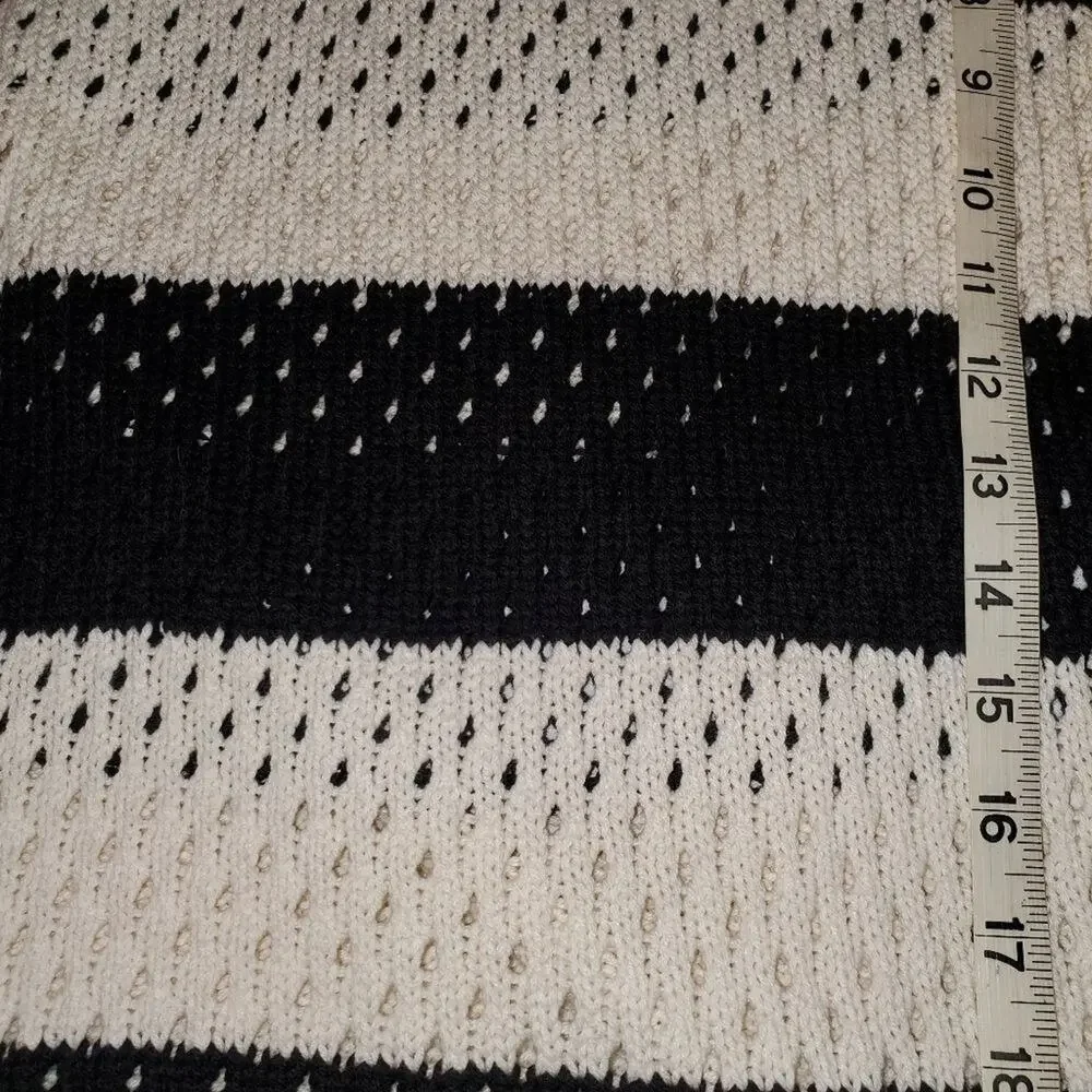 Unionbay juniors medium knit sweater. Sleeves are 3/4 length